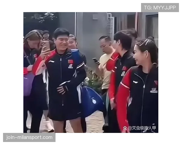 庞伟训练完顺手拎走三盒蛋白粉，这自律狠人连吃零食都像在备赛