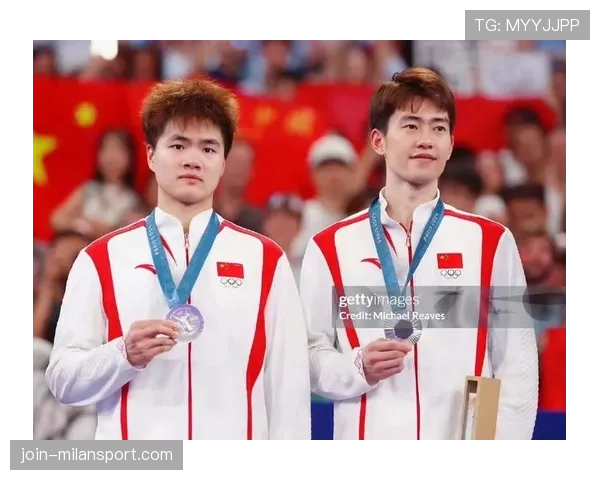 王昶领奖台像走红毯，训练馆里却拎着保温杯，这反差真让人笑抽了